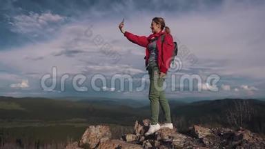 一位女游客<strong>正在</strong>山区的社交网络上<strong>直播</strong>或在智能手机上录制视频